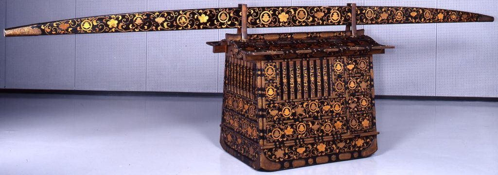 作品画像:黒塗丸に三階菱紋散梅唐草文様蒔絵女乗物