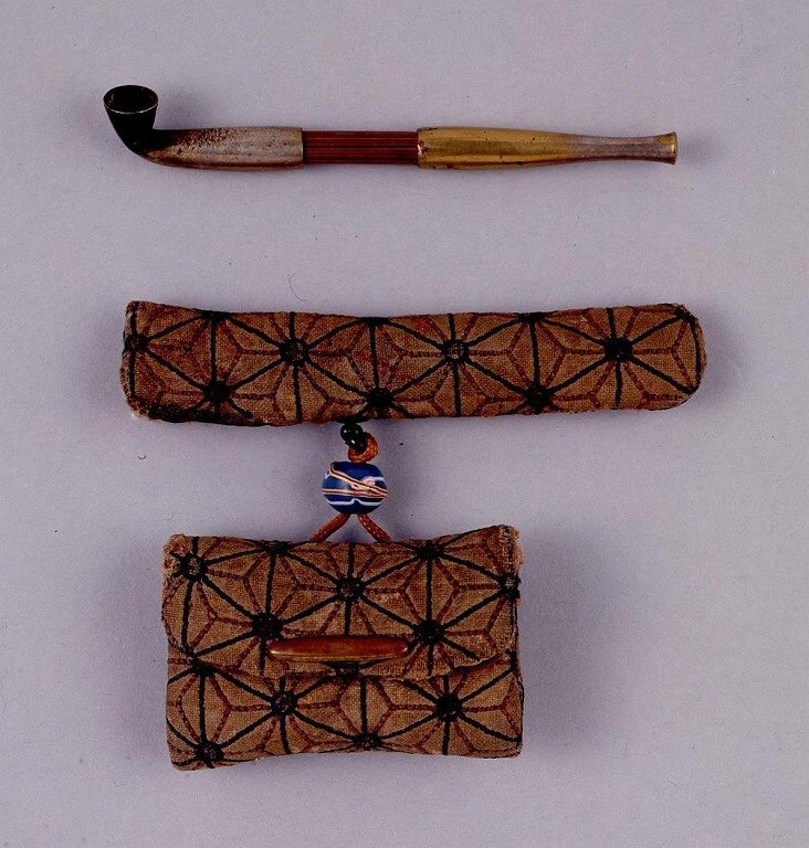 作品画像:麻の葉模様刺繍腰差したばこ入れ