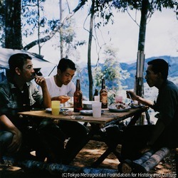 急ごしらえの食卓で食事を楽しむ政府軍の将校たち