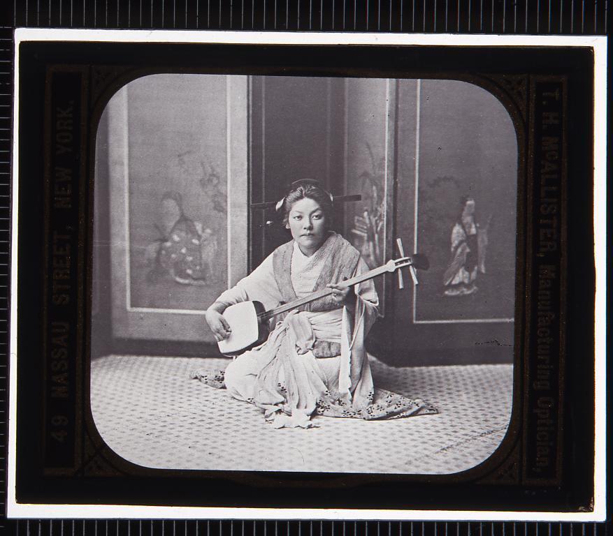 三味線を弾く女性 幻燈原板 Tokyo Museum Collection
