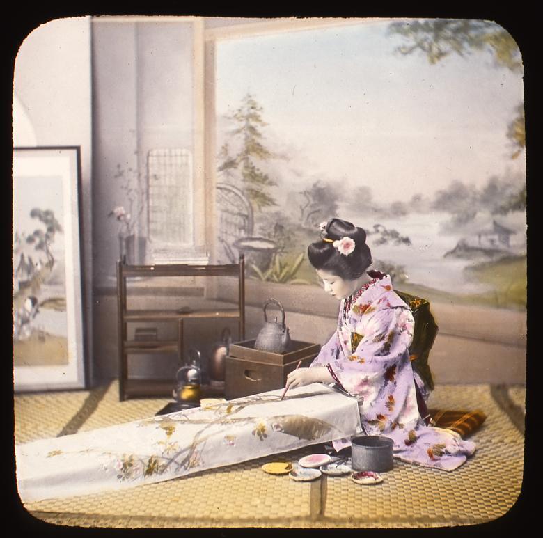 作品画像:反物に絵付けをする女性