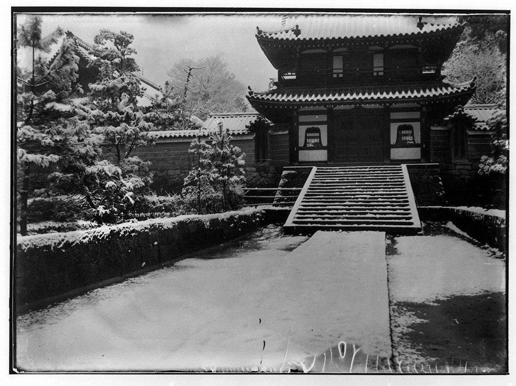 作品画像:雪景色の山門