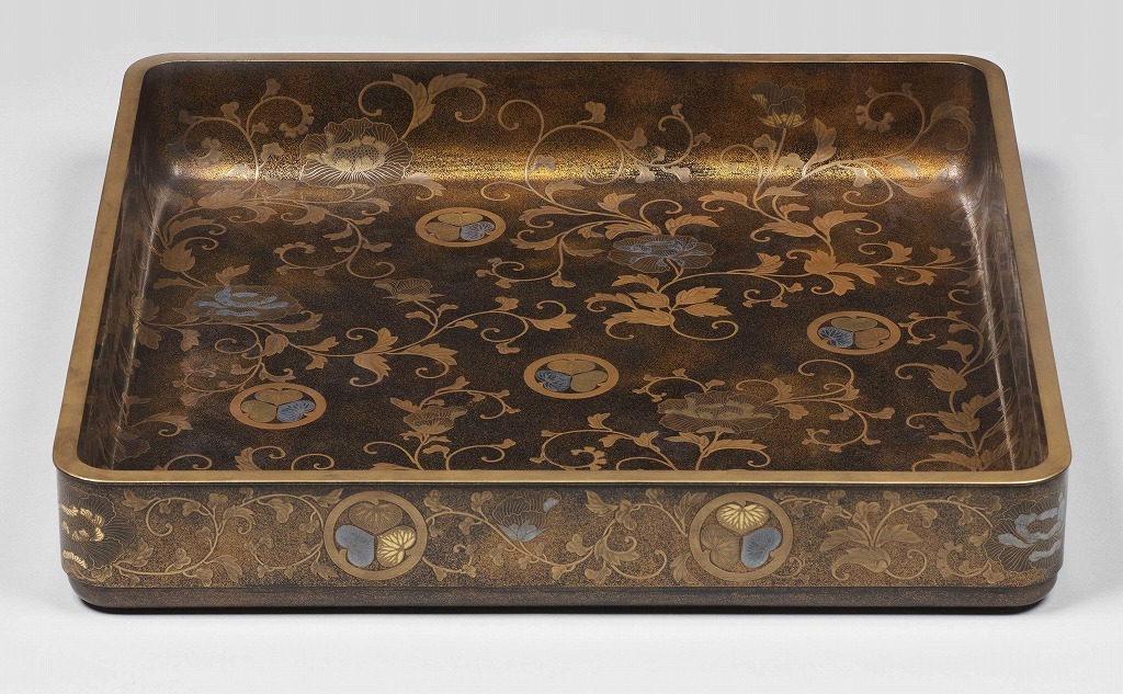作品画像:村梨子地葵紋散牡丹唐草蒔絵広蓋