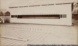 作品画像:24台のカメラを取りつけた操作室の前面