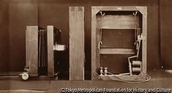 作品画像:撮影用カメラと電気シャッターの背部