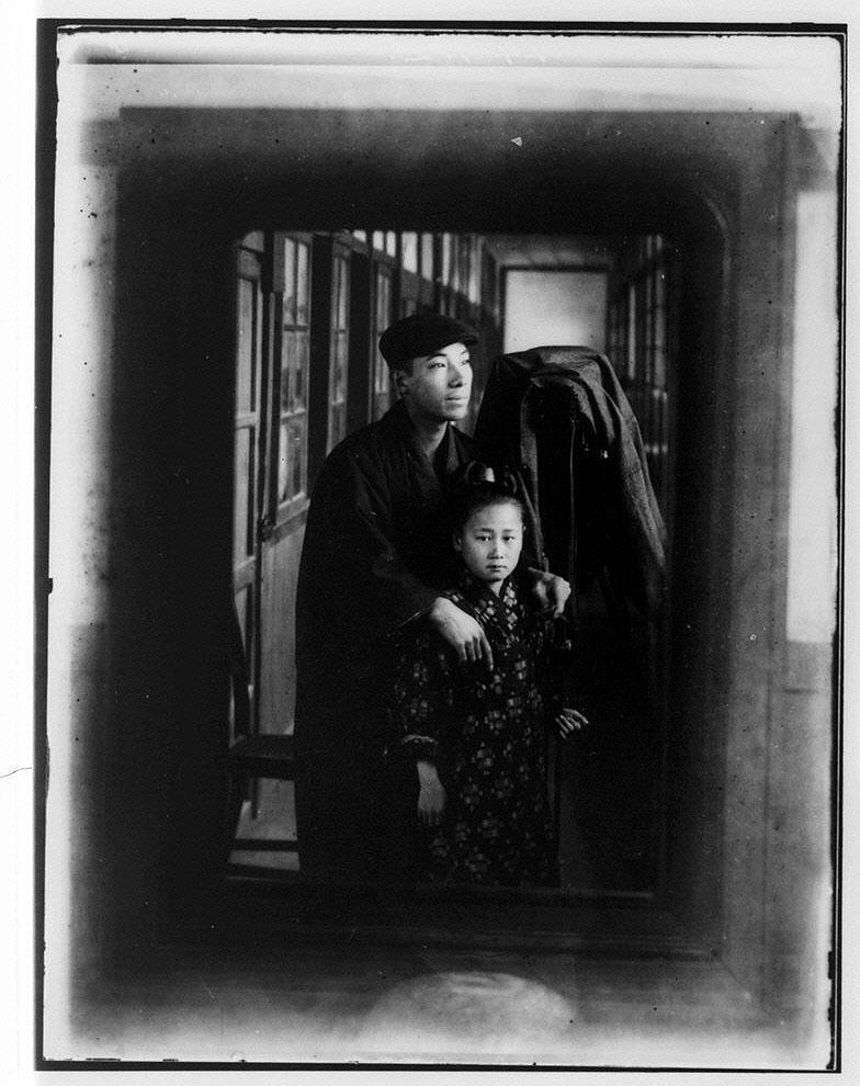 作品画像:写真機の前の男性と少女