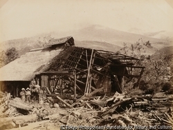 磐梯山・見祢の倒壊家屋