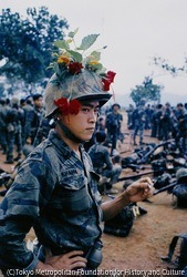 作品画像:ヘルメットに花を飾っておどける政府軍兵士