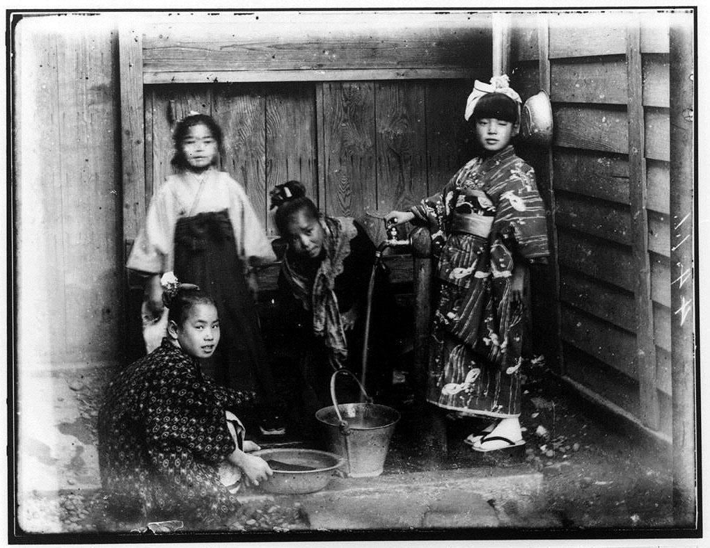 作品画像:水道で水をくむ4人の少女