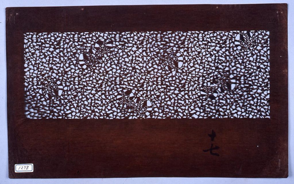 作品画像:長板中形型紙 かえでに花丸 (小判 追掛)