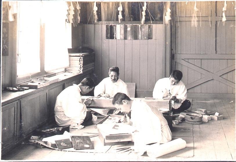 作品画像:築地工芸学校で教授する野原貞明/府川一則(三代)と門弟知人