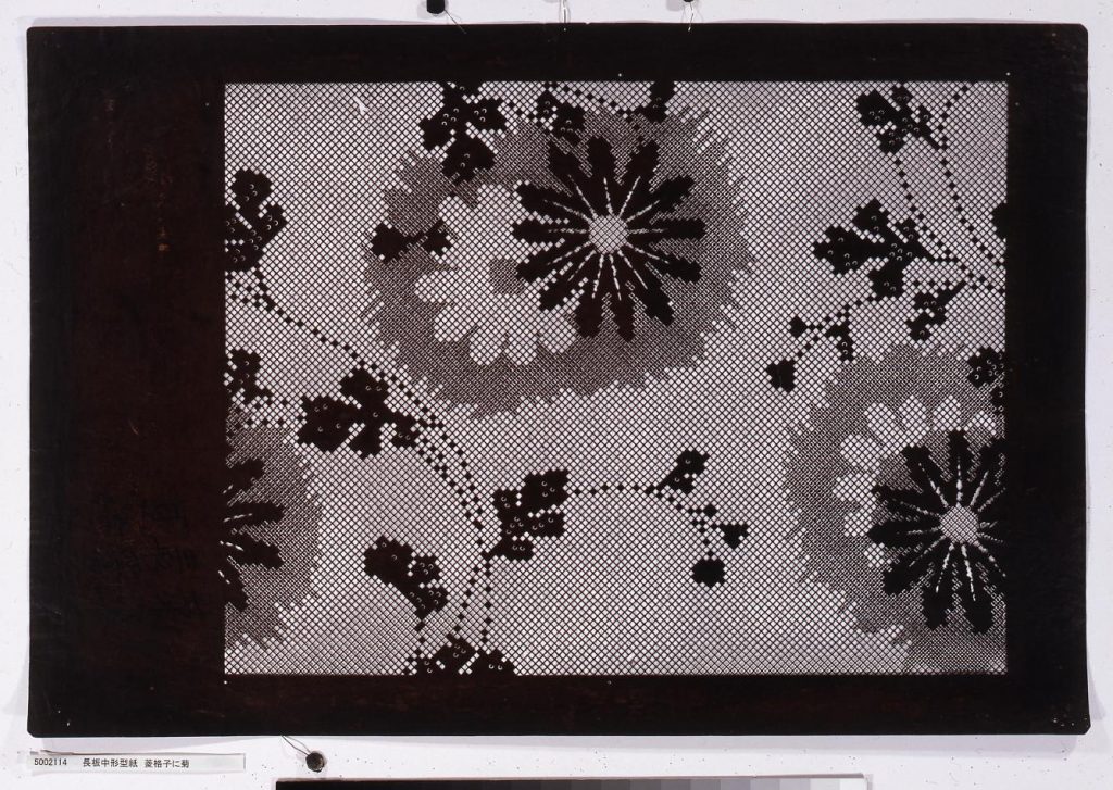 作品画像:長板中形型紙 菱格子に菊
