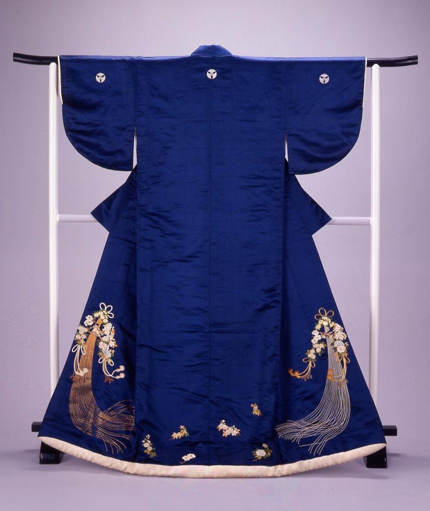作品画像:紺繻子地薬玉模様縫打掛