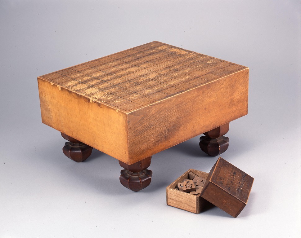 作品画像:将棋盤並びに駒(古今亭志ん生所持)