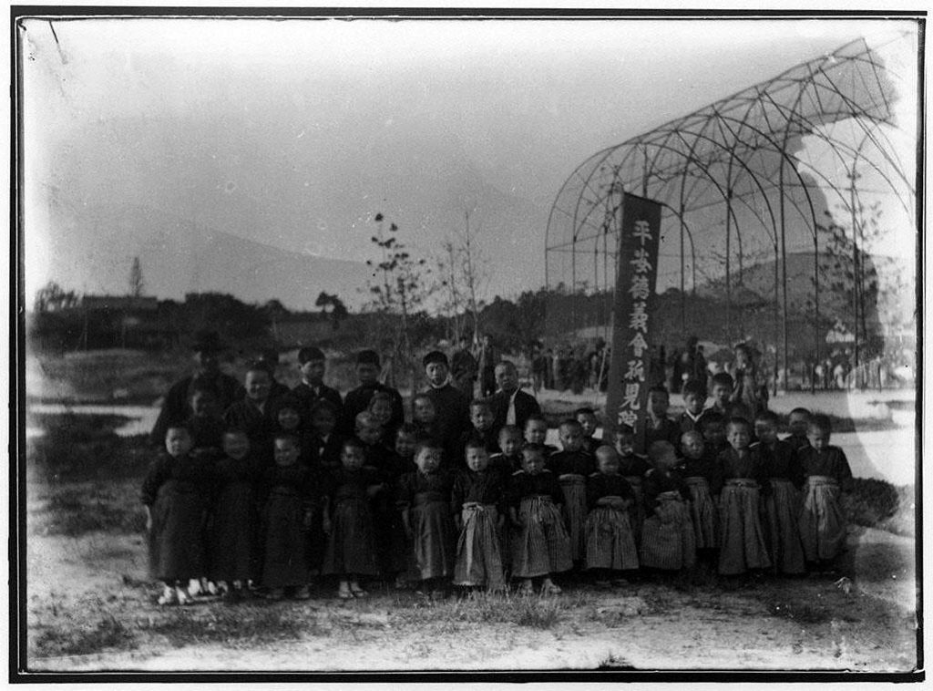 作品画像:動物園にて平安徳義会孤児院生記念写真