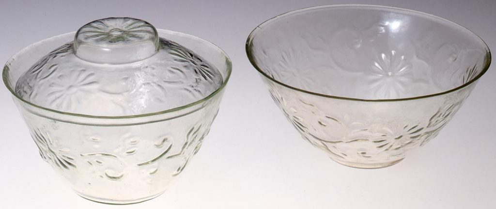作品画像:無色菊唐草浮文碗(蓋なし)