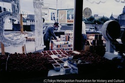 作品画像:春の短い期間だけ実をつける野いちごが店頭にあふれる
