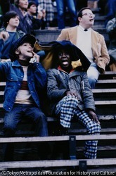 アルストンのハーバード・スタジアムでアメリカンフットボールの試合を観戦する子どもたち