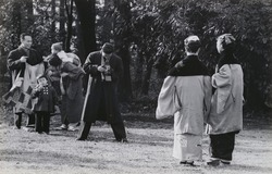作品画像:「記念撮影」の別ヴァージョン(別カット)
