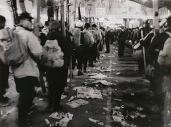 作品画像:スキーへゆく人々(東京、上野駅にて)