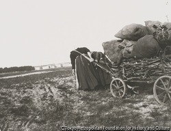作品画像:荷車一杯の木を運ぶ2人の女、シャルロッテンブルクを背景に
