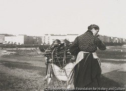 作品画像:薪で一杯の乳母車を動かす女とこども、クノベルスドルフ橋を背景に