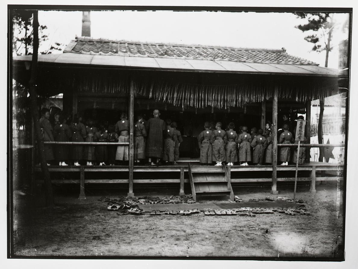 Students in the Onshi Commemorative HallStudents in the Onshi Commemorative Hall