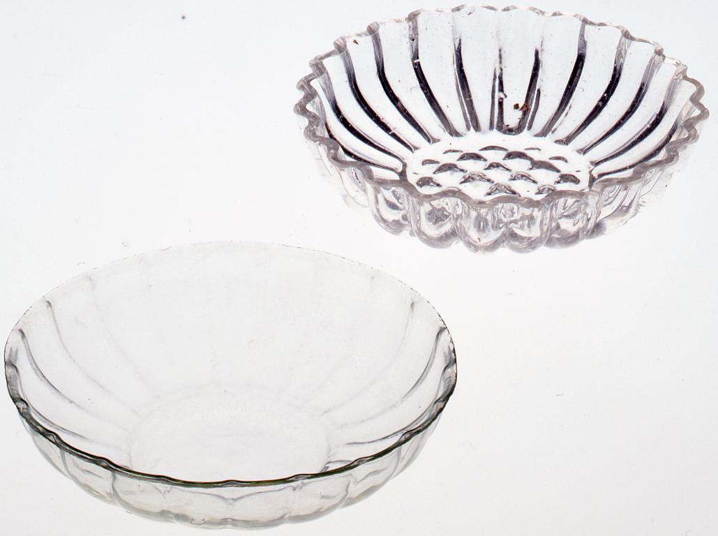 透明型吹き菊形盃(江戸時代)