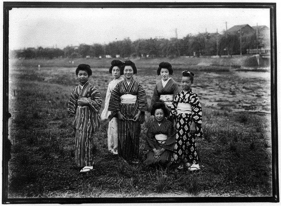 草原の6人の女性