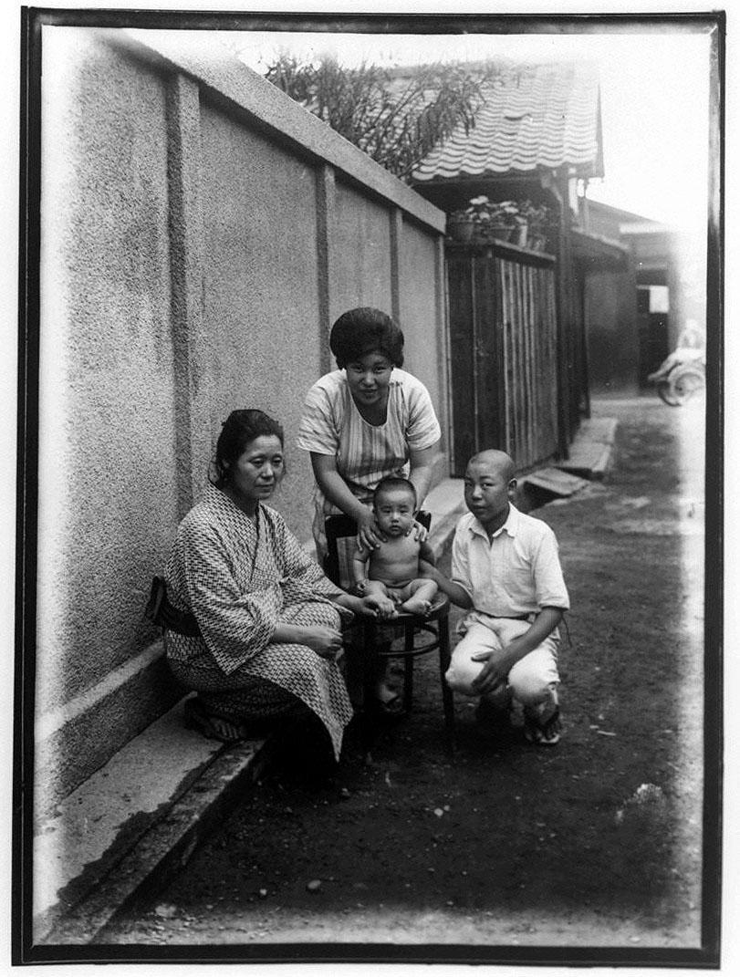 幼児と少年と2人の女性 ToMuCo Tokyo Museum Collection