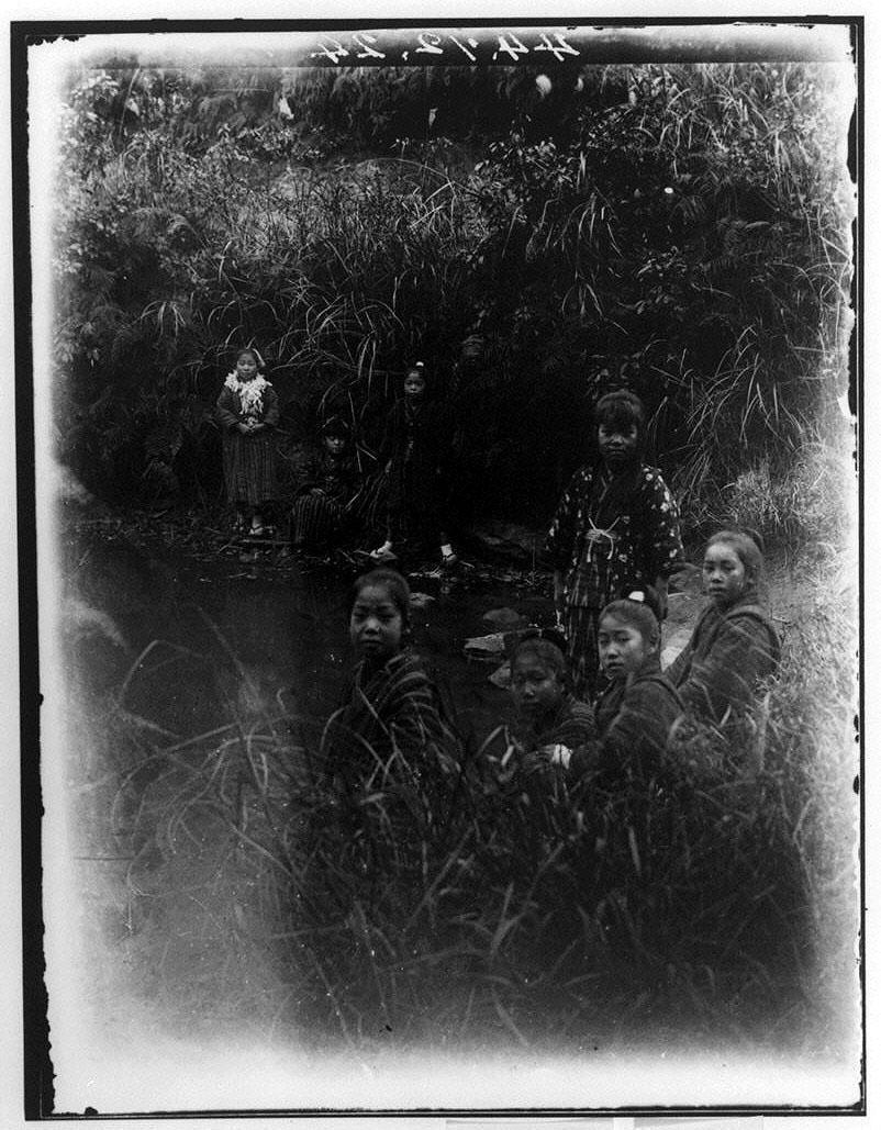 水辺の少女集合写真