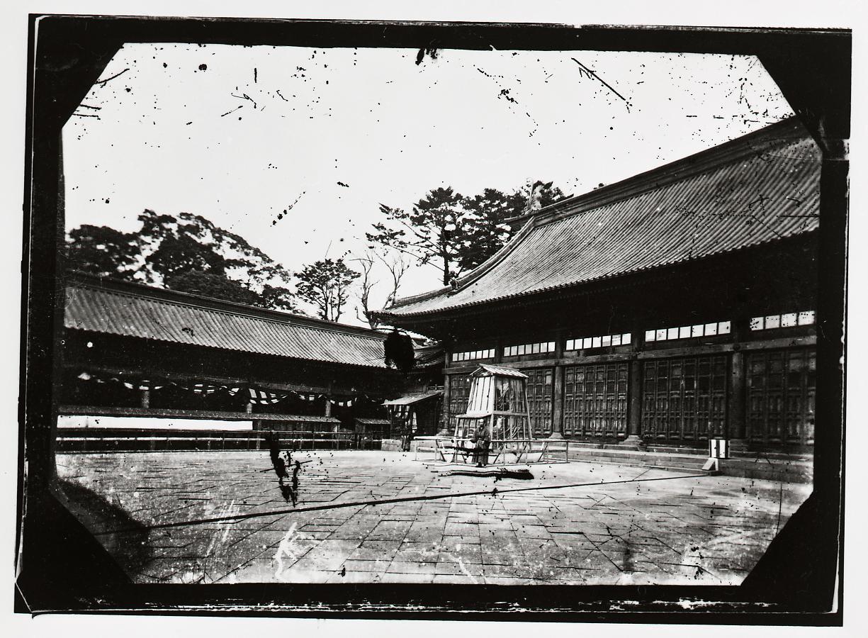 文部省博物局主催博覧会湯島聖堂会場 金の鯱と陳列