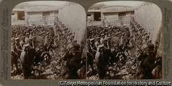 作品画像:日露戦争立体写真:常に戦いに備える日本兵-壁の銃眼で訓練、法庫門、満州