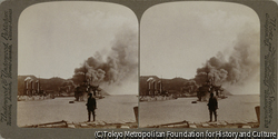 作品画像:日露戦争立体写真:攻撃を受ける旅順-日本の砲撃により黄金山付近に燃えさかる火の手