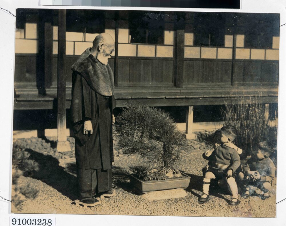 作品画像：写真 高橋是清 日曜日の朝庭先にて