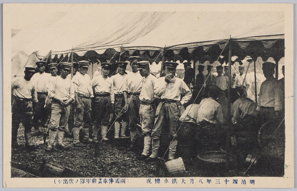 作品画像:明治四十三年八月大洪水惨況(両国停車場前軍隊ノ炊出シ)