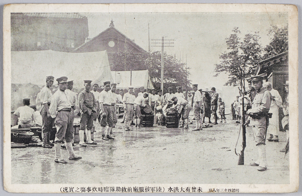 作品画像:明治四十三年八月未曽有大洪水(陸軍被服廠前救助隊臨時炊事場之実況)