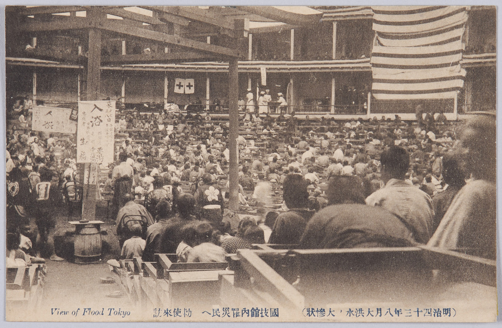 作品画像:(明治四十三年八月大洪水ノ大惨状)国技館内罹災民へ勅使来訪