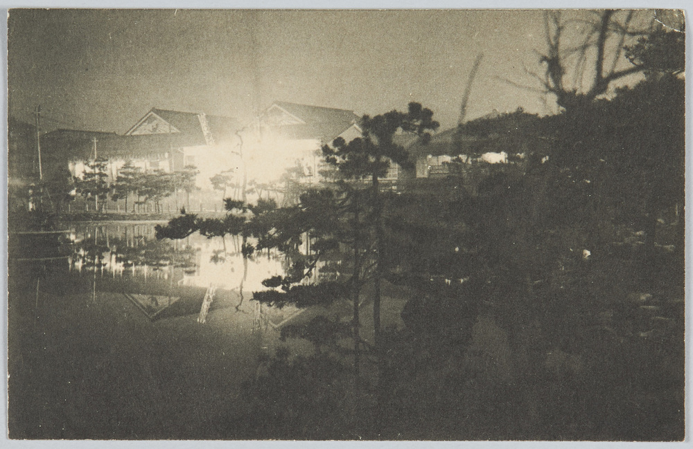 作品画像:池畔の建物夜景