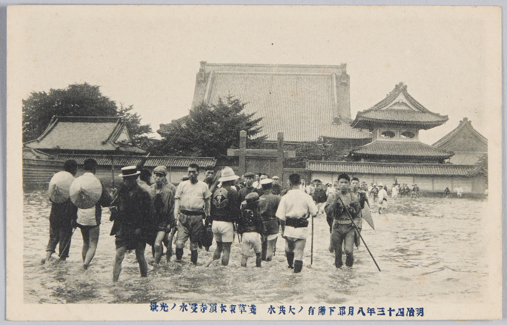 作品画像:明治四十三年八月都下稀有ノ大洪水 浅草東本願寺浸水の光景