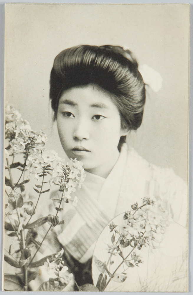 作品画像:花と和装女性
