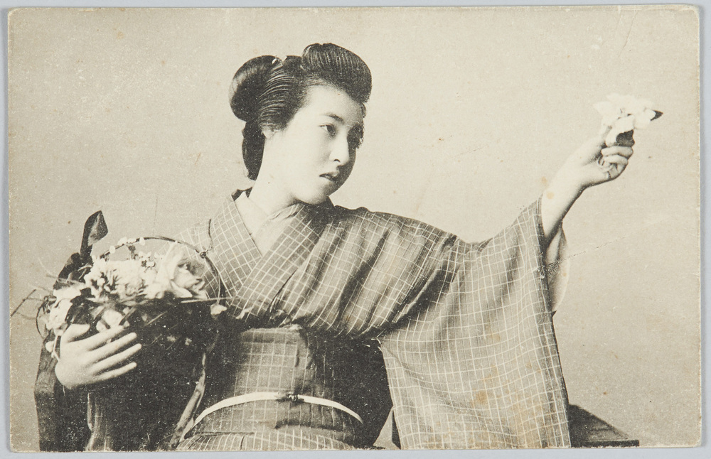 作品画像:花籠を持つ和装女性