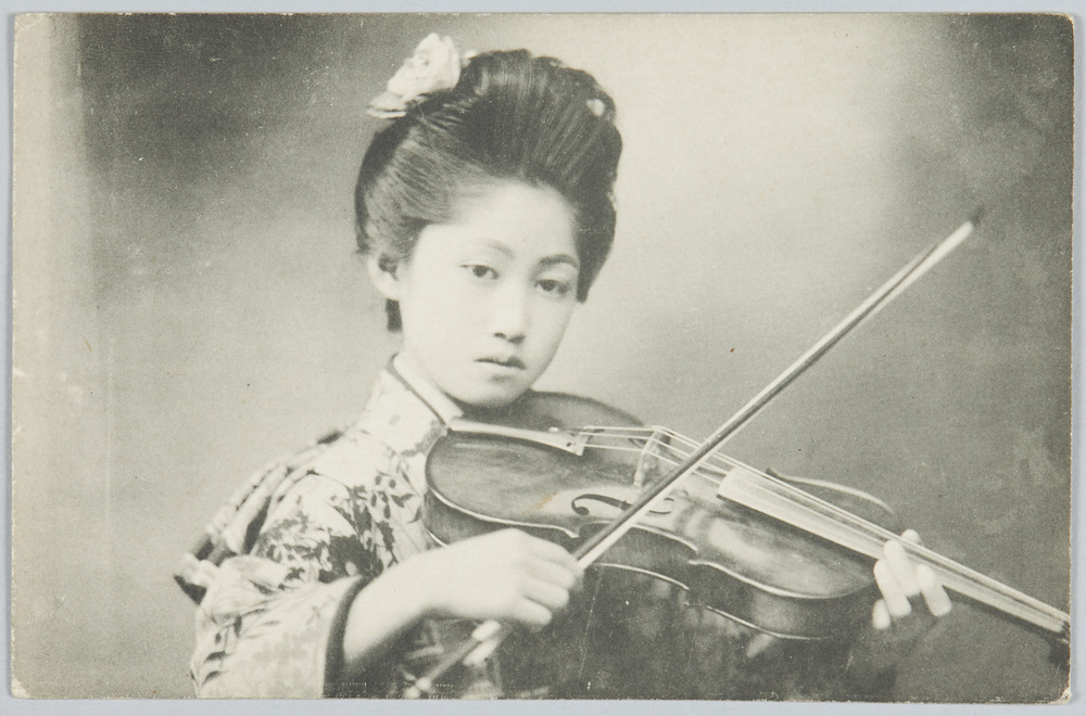 作品画像:ヴァイオリンを弾く和装女性