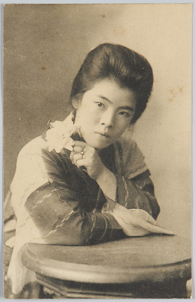作品画像:花を持つ和装女性