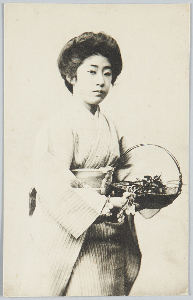 作品画像:花籠を持つ和装女性