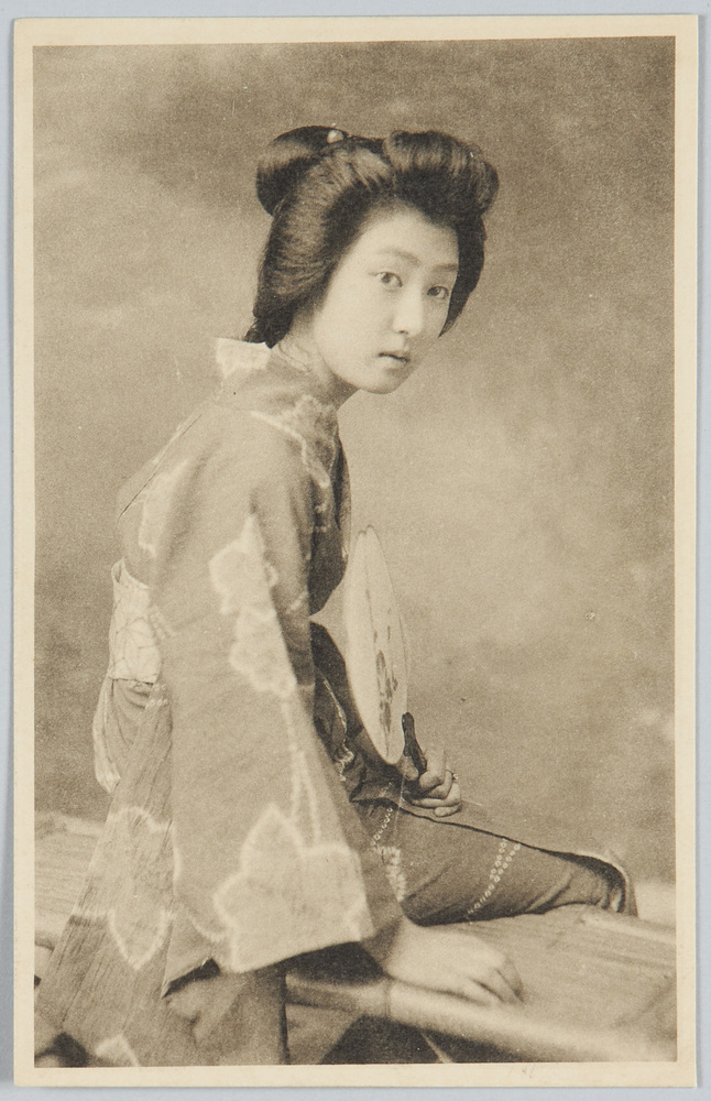 作品画像:団扇を持つ和装女性