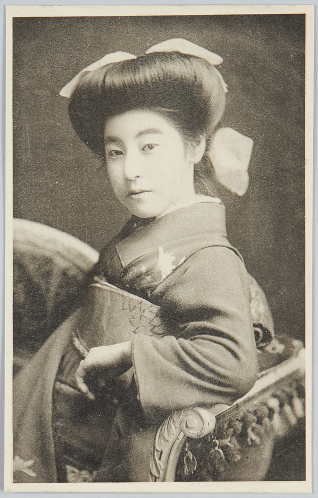 作品画像:椅子に座る和装女性