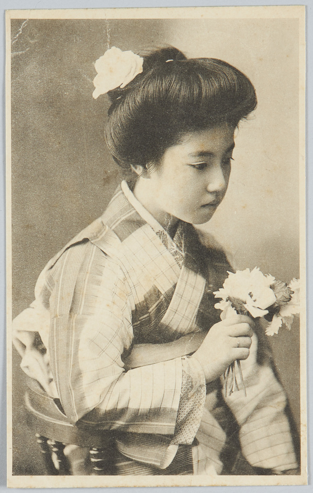作品画像:花を持つ和装女性