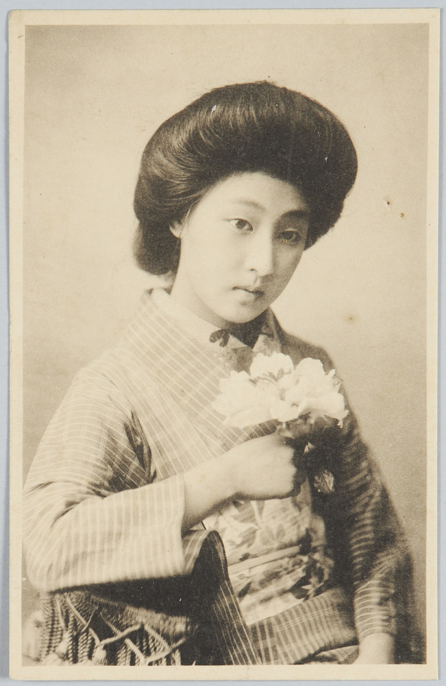 作品画像:花を持つ和装女性