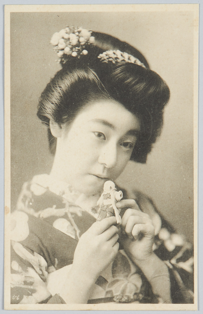 作品画像:人形を持つ和装女性